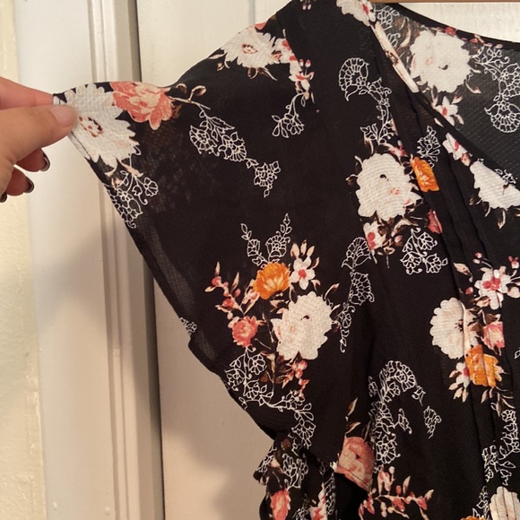 Torrid Flutter Sleeve Button Front Floral Blouse - Picture 4 of 6